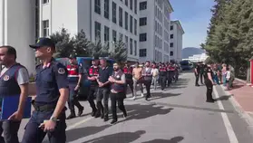 Adliyeye sevk edilen şüphelilere ailelerinden ibretlik tepki