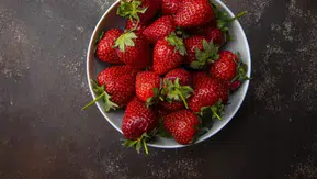 Çilek neden çabuk bozuluyor? Taze kalmasını sağlayan saklama yöntemi açıklandı