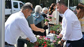 Büyükşehir mezarlık ziyaretine gelenlere çiçek dağıttı
