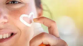 Cildinizi Güneşten Korurken Bu Hatalara Düşmeyin: Uzmanlardan Kritik Uyarı