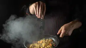 Yemeğin tuzu neden restoranda daha dengeli? Şeflerin kullandığı 5 temel teknik