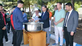 Hayatını kaybeden öğrenci için aşure dağıttıldı