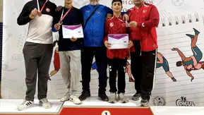 Yunusemre Belediyesporlu güreşçiler madalyaları topladı