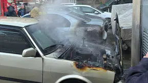 Yangın park halindeki iki otomobili kullanılamaz hale getirdi