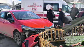 Araç içerisindeki köpek üzerine atlayınca direksiyon hakimiyetini kaybetti