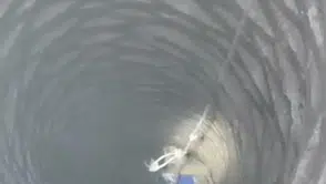 Kuyuya düşen horozu itfaiye kurtardı