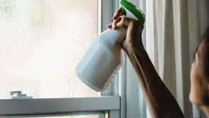 Cam temizliğinde bu karışım öne çıktı: Uzun süre iz bırakmayan yöntem dikkat çekiyor