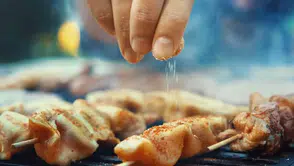 Gizli tehlike sofrada büyüyor: Fazla tuz kalp ve damar hastalıklarına zemin hazırlıyor