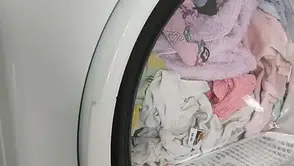 Kurutma makinesinde bu hata kıyafetleri yıpratıyor: Çekmeyi ve renk solmasını önleyen ayarlar açıklandı