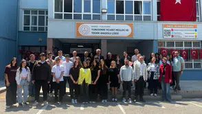 Mezun oldukları okulun öğrencilerine deneyimlerini aktardılar