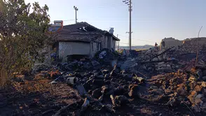 Manisa'da korkutan ev yangını
