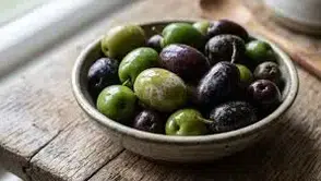 Kahvaltıların Vazgeçilmezinde Şaşırtan Gerçek: Beyaz Lekeli Zeytin Yenebilir Mi?