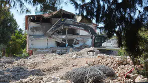142 yıllık Manisa Lisesi pansiyonunun yıkımına başlandı