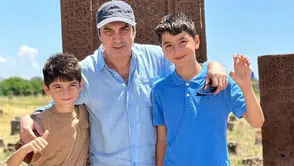 Ünlü oyuncu Ahlat’ı oğullarıyla birlikte gezdi