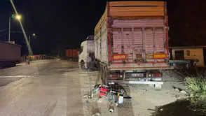 Motosiklet park halindeki tıra çarptı: 1 ölü