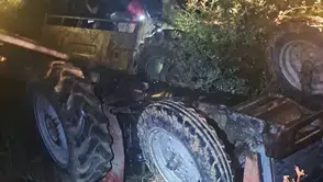 Devrilen traktörün altında kalan sürücü hayatını kaybetti