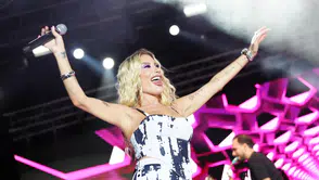 İrem Derici şarkılarıyla Soma'yı salladı