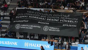 Turgutlu'da basketbol maçında taraftardan anlamlı mesaj