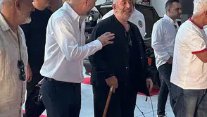 Cem Yılmaz bastonla görüntülendi!