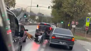 Trafikte korku dolu anlar: Köpek adamı bacağından ısırdı