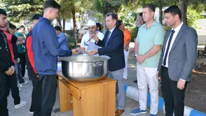 Hayatını kaybeden öğrenci için aşure dağıttıldı