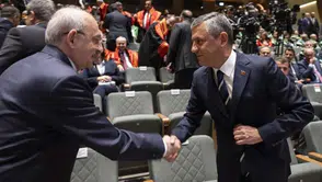 Özgür Özel ve Kemal Kılıçdaroğlu'ndan sürpriz tokalaşma