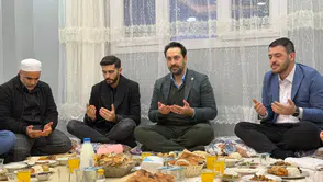 Mücahit Arınç iftarda Manisalılarla bir araya geldi