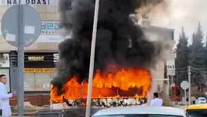 Seyir halindeki otobüs alev topuna döndü