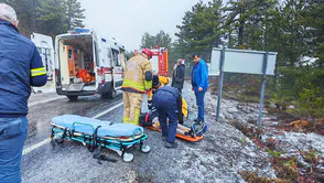 Kontrolden çıkan araç levhaya çarparak durabildi