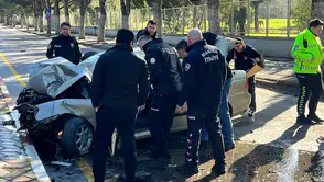 Kaçırdığı araba ile polisten kaçarken kaza yaptı