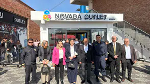 Novada AVM kadın ziyaretçilerine çiçek dağıttı