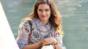 Ünlü oyuncunun iftar davetinde giydiği kıyafet olay oldu