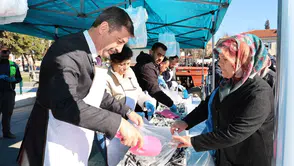 Kula’da vatandaşlara 8 ton hamsi dağıtıldı