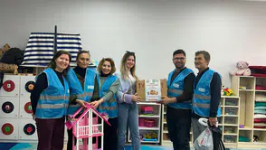 Oyuncaklar öğrencilerin yüzünde sıcacık gülümsemelere dönüştü