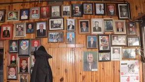 Ölen müşterilerinin hatıralarını kıraathanenin duvarında yaşatıyor