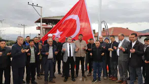 Saruhanlı'da Türk bayrağı dualar eşliğinde göndere çekildi