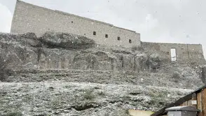 Nisan ayının ortasında yağan kar ilçeyi beyaza bürüdü