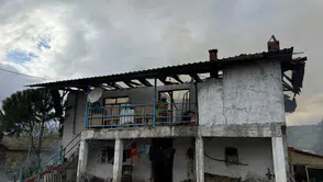 Manisa'da 2 katlı ev yangında kül oldu