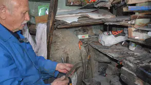 Yarım asırlık zanaatını 15 metrekarelik dükkanında yaşatıyor
