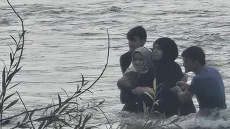 Korku dolu anlar: 4 kişilik aile birbirine sarılarak hayatta kaldı