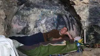 Mağarada yaşayan adamı yıkan haber
