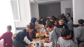 Manisalı öğrenciler Gazze için gıda standı açtı