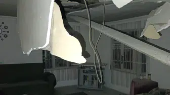Depremde evin tavanı çöktü