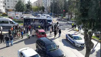 Halk otobüsü kamyona çarptı: 22 öğrenci yaralandı