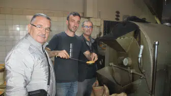 Geleneksel yöntemlerle 16 çeşit leblebi üretiyorlar