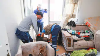 Çöp evi iki günde zor temizlediler