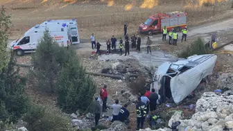 Tarım işçilerini taşıyan minibüs şarampole yuvarlandı! Çok sayıda ölü ve yaralı var