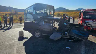 Tarım işçilerini taşıyan midibüs kaza yaptı: 3 ölü, 12 yaralı