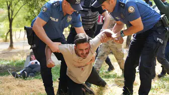 Tatbikatta kendini rolüne kaptıran adam ortalığı birbirine kattı