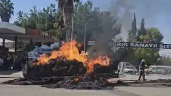 Saman yüklü traktör küle döndü